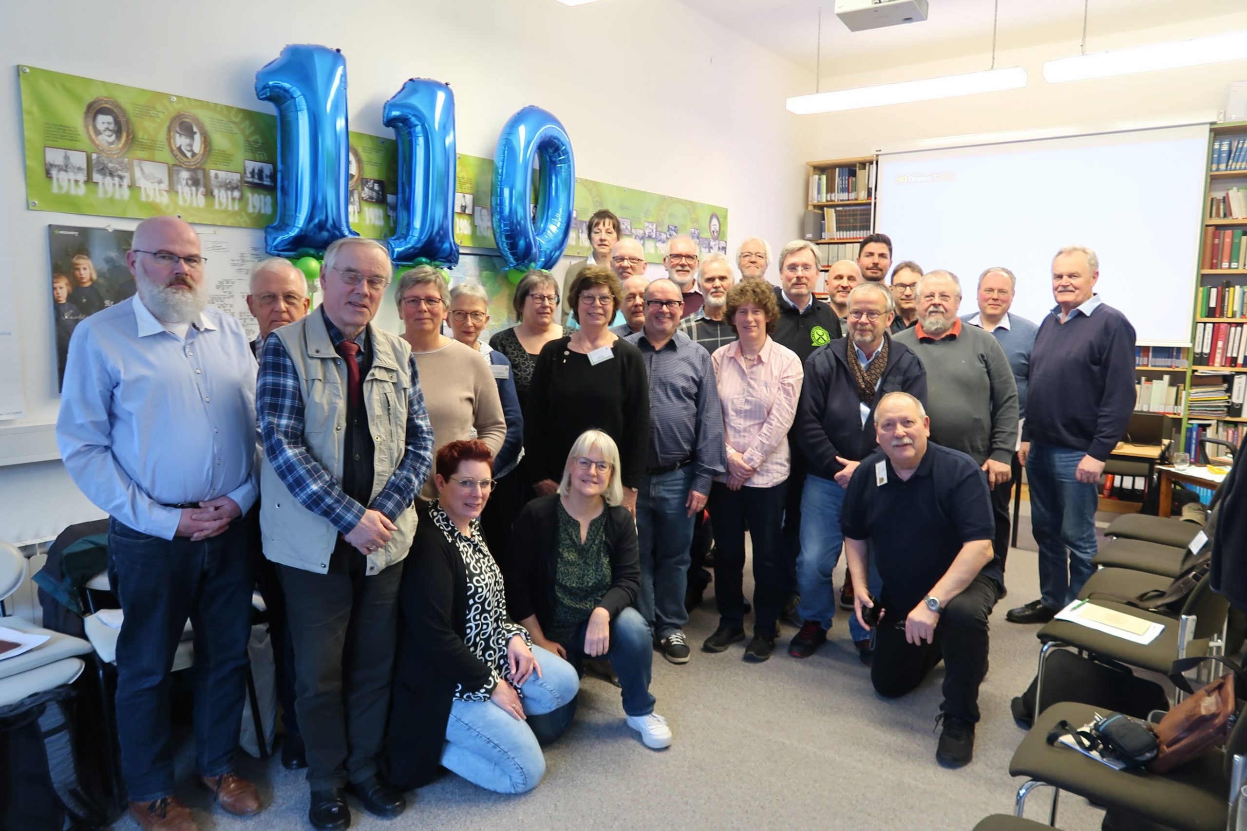 Gruppenfoto der Teilnehmer in den Räumen des Niedersächsischen Landesverein für Familienkunde e.V., Hannover. Der NLF feierte am 25.03.2023 sein 110. jähriges Bestehen.